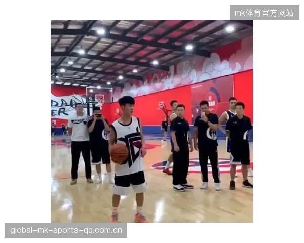 深藏不露！快船官方晒训练动态：斯特鲁斯上演大风车扣篮
